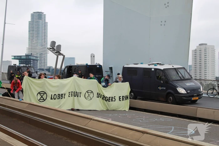 Extinction Rebellion blokkeren Erasmusbrug bij demonstratie tijdens Wereldhavendagen