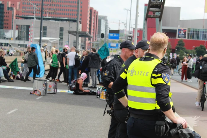 Extinction Rebellion blokkeren Erasmusbrug bij demonstratie tijdens Wereldhavendagen