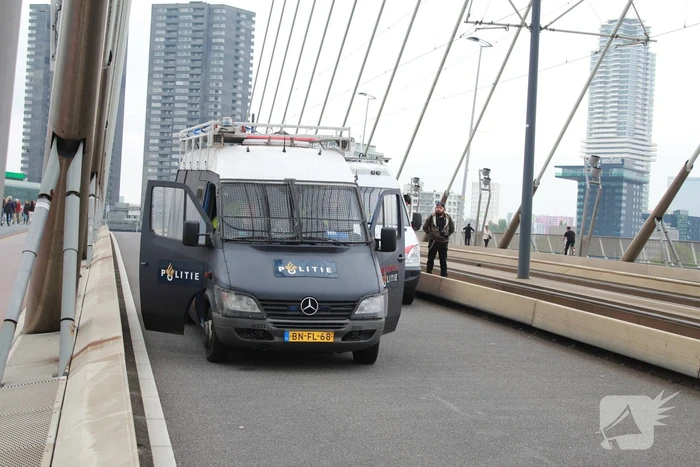 Extinction Rebellion blokkeren Erasmusbrug bij demonstratie tijdens Wereldhavendagen