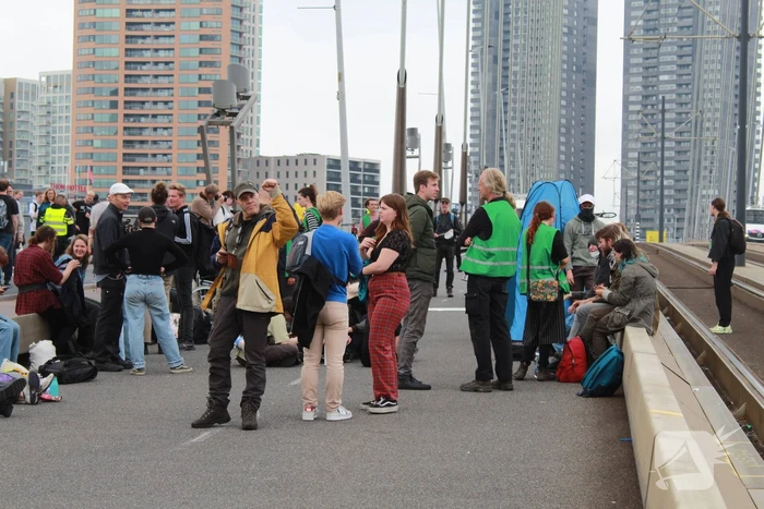 Extinction Rebellion blokkeren Erasmusbrug bij demonstratie tijdens Wereldhavendagen