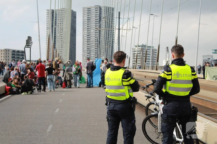Extinction Rebellion blokkeren Erasmusbrug bij demonstratie tijdens Wereldhavendagen