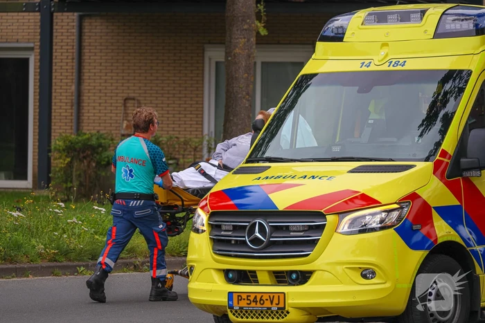 Automobilist rijdt door na botsing met scootmobiel, vrouw gewond naar ziekenhuis