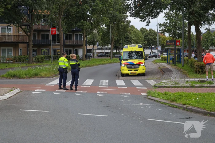 Automobilist rijdt door na botsing met scootmobiel, vrouw gewond naar ziekenhuis