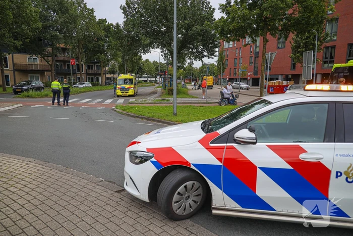 Automobilist rijdt door na botsing met scootmobiel, vrouw gewond naar ziekenhuis