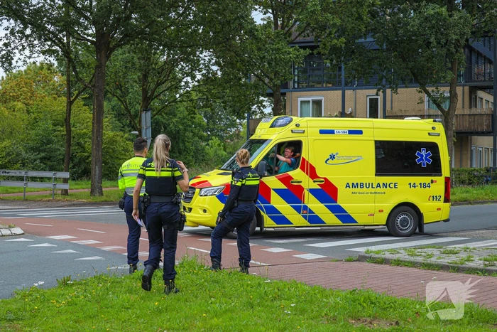 Automobilist rijdt door na botsing met scootmobiel, vrouw gewond naar ziekenhuis