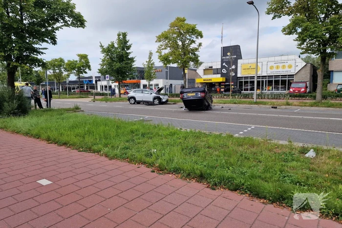 Auto belandt op zijn kop bij ongeval