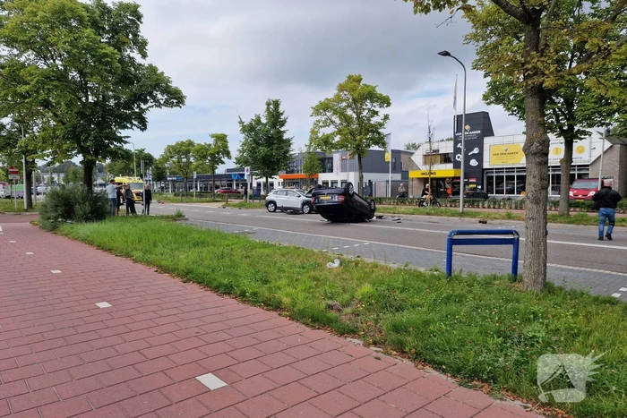 Auto belandt op zijn kop bij ongeval