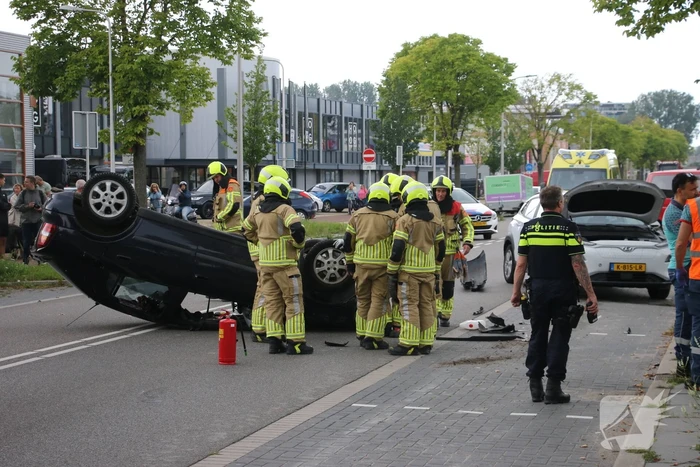 Auto belandt op zijn kop bij ongeval