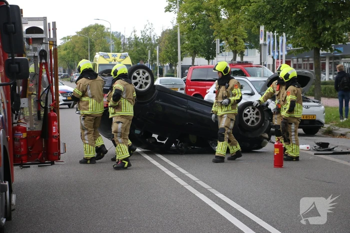 Auto belandt op zijn kop bij ongeval