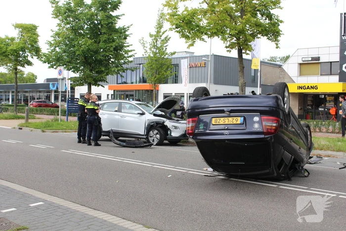 Auto belandt op zijn kop bij ongeval