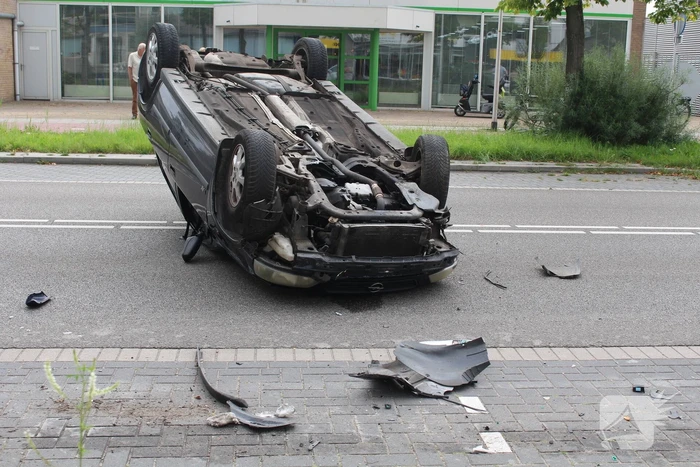 Auto belandt op zijn kop bij ongeval