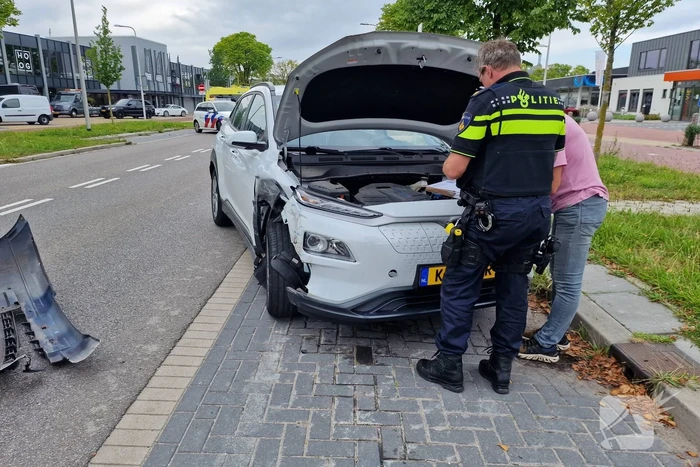 Auto belandt op zijn kop bij ongeval