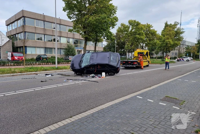 Auto belandt op zijn kop bij ongeval