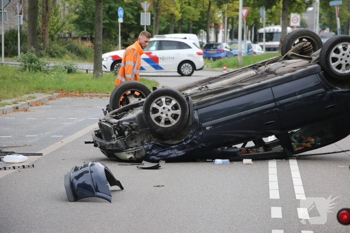 Auto belandt op zijn kop bij ongeval
