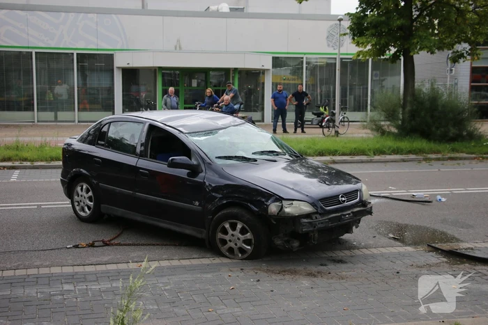Auto belandt op zijn kop bij ongeval