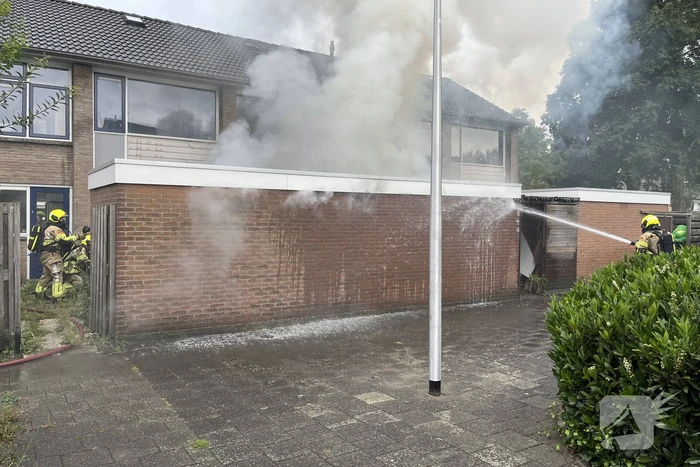 Uitslaande brand in schuur slaat over naar woning