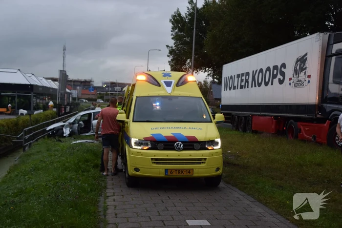 Personenauto crasht tegen hekwerk