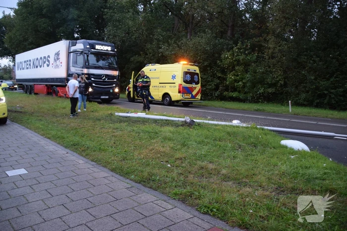 Personenauto crasht tegen hekwerk