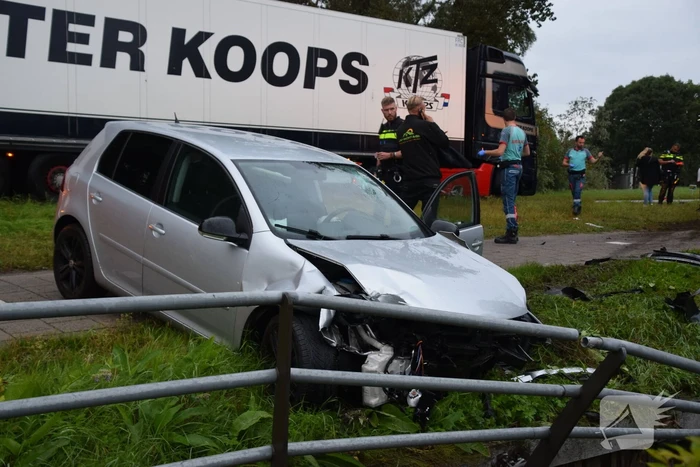 Personenauto crasht tegen hekwerk