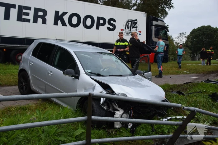 Personenauto crasht tegen hekwerk
