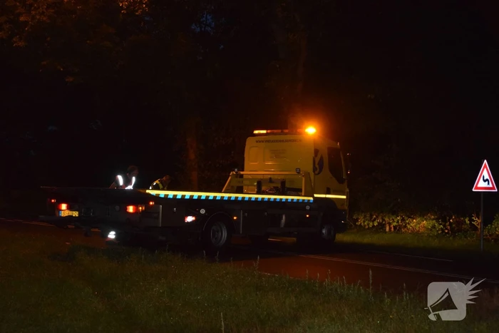 Personenauto crasht tegen hekwerk