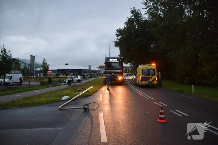 Personenauto crasht tegen hekwerk