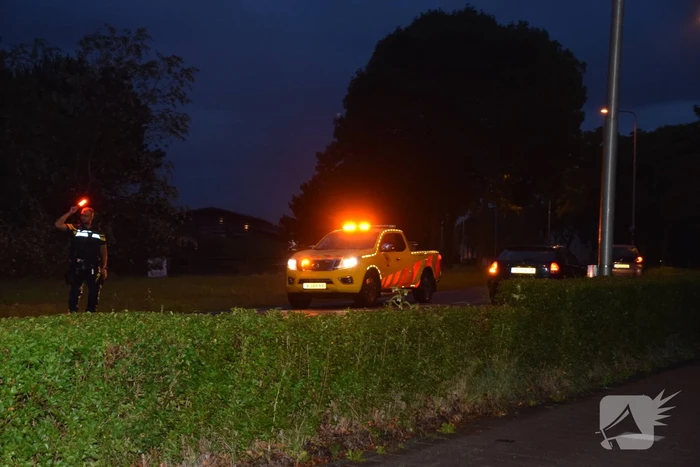 Personenauto crasht tegen hekwerk