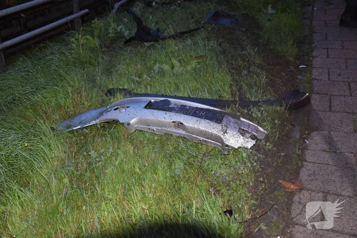 Personenauto crasht tegen hekwerk