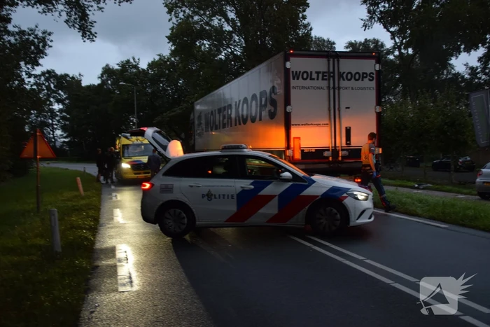 Personenauto crasht tegen hekwerk
