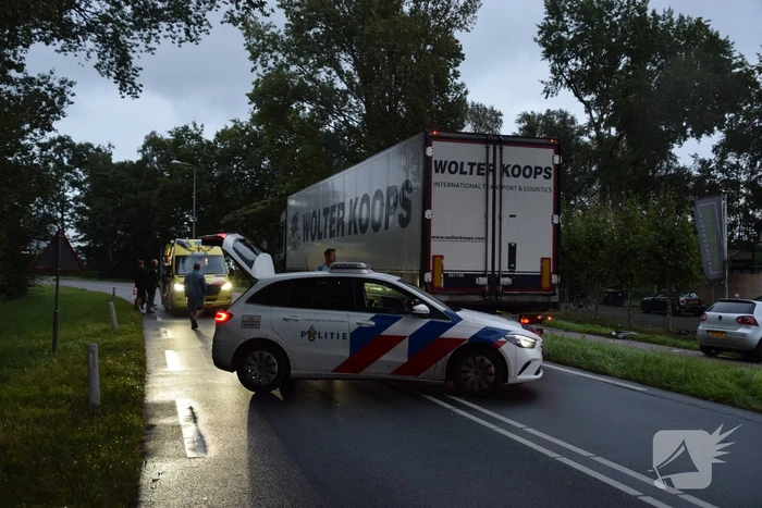 Personenauto crasht tegen hekwerk