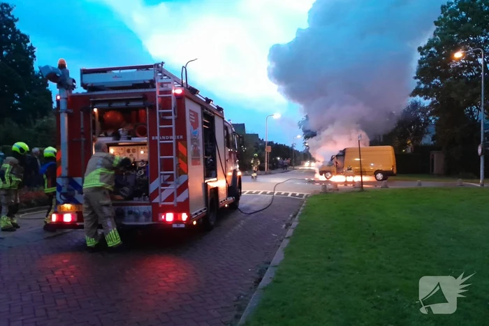 Bestelbus in lichterlaaie