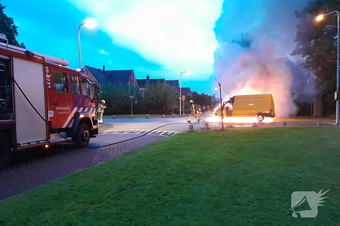 Bestelbus in lichterlaaie