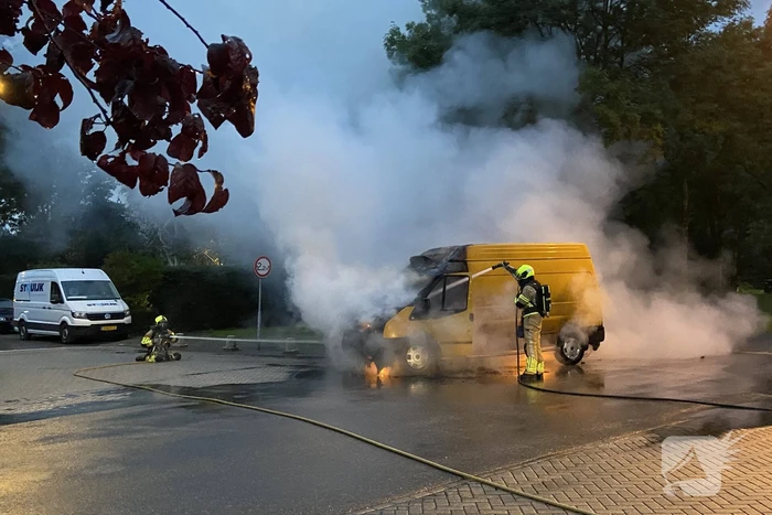 Bestelbus in lichterlaaie