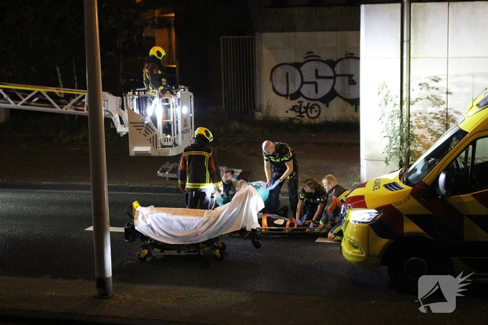Hulpdiensten halen persoon van viaduct af, geen treinverkeer