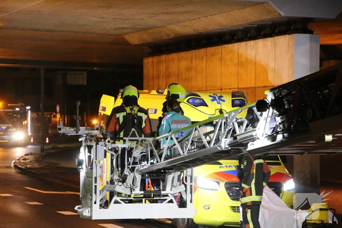 Hulpdiensten halen persoon van viaduct af, geen treinverkeer
