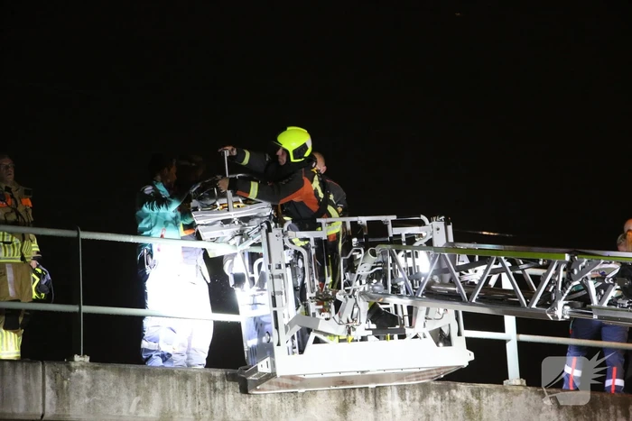 Hulpdiensten halen persoon van viaduct af, geen treinverkeer