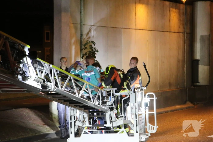 Hulpdiensten halen persoon van viaduct af, geen treinverkeer