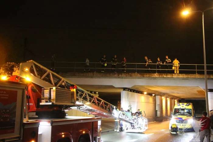 Hulpdiensten halen persoon van viaduct af, geen treinverkeer