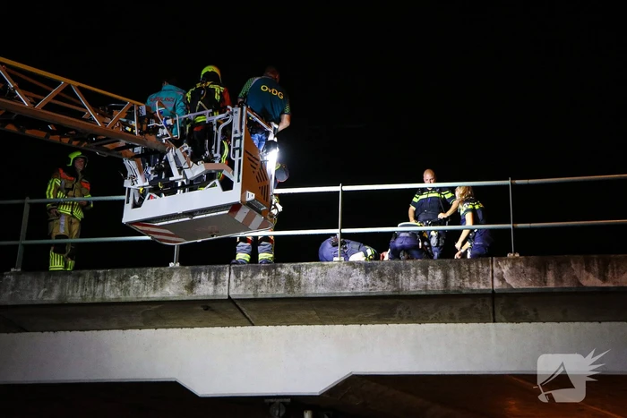 Hulpdiensten halen persoon van viaduct af, geen treinverkeer