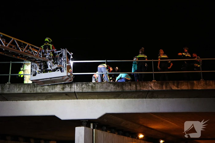 Hulpdiensten halen persoon van viaduct af, geen treinverkeer
