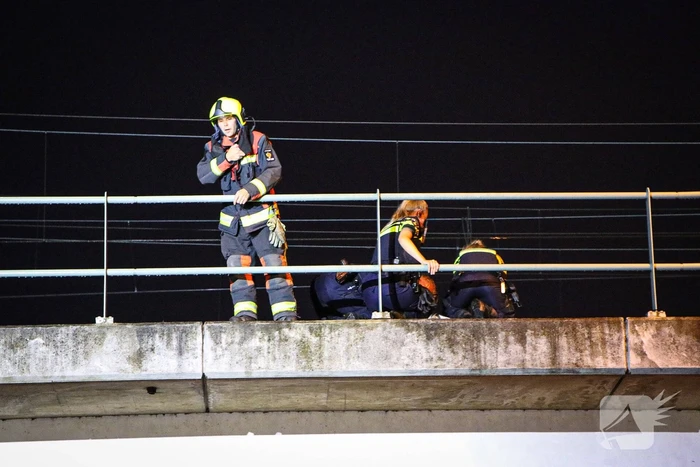 Hulpdiensten halen persoon van viaduct af, geen treinverkeer