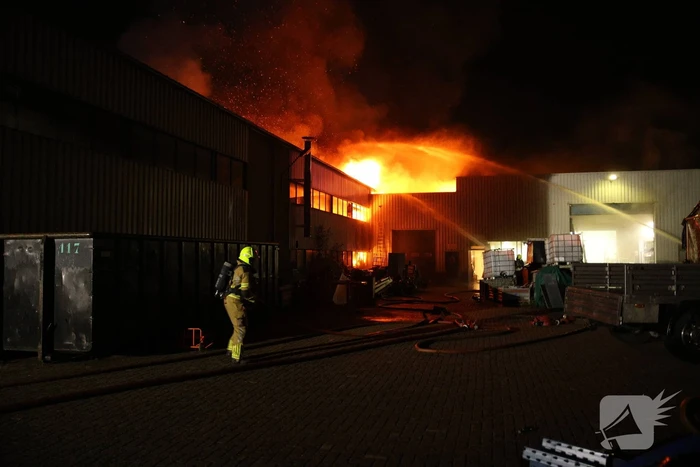 Zeer grote uitslaande brand in bedrijfspand