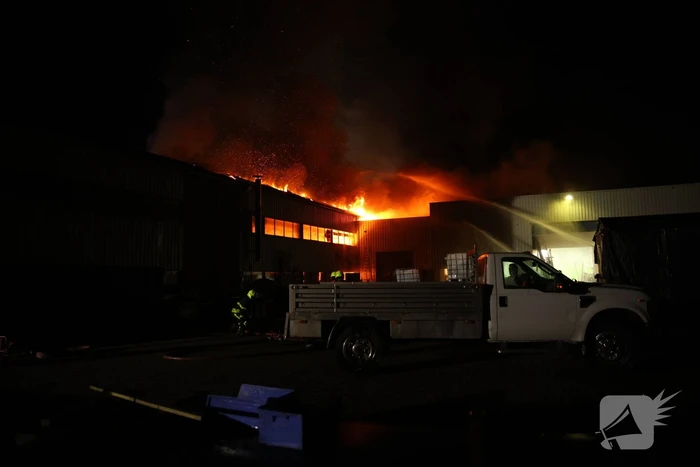 Zeer grote uitslaande brand in bedrijfspand