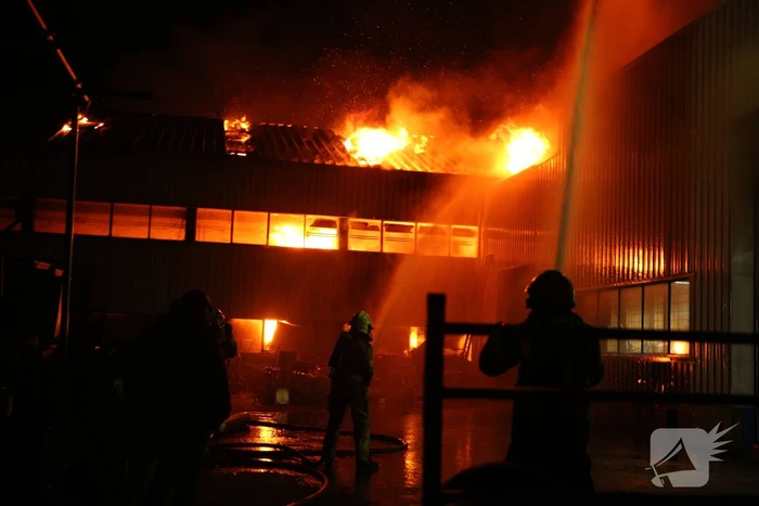 Zeer grote uitslaande brand in bedrijfspand
