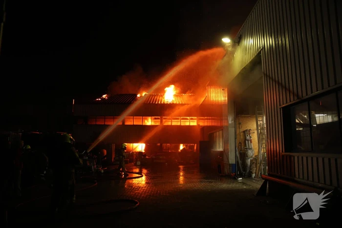Zeer grote uitslaande brand in bedrijfspand
