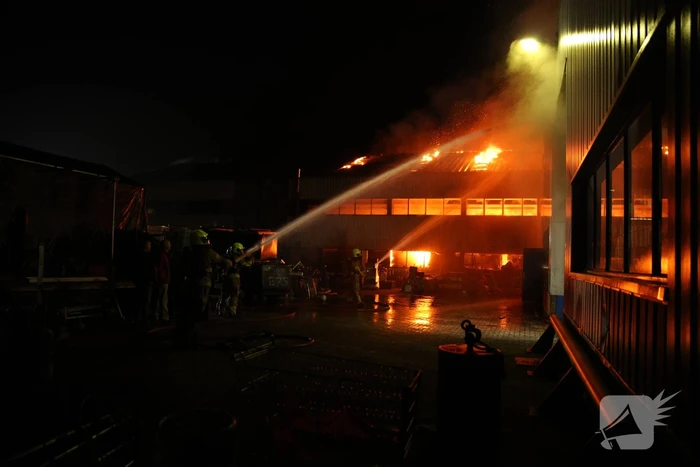 Zeer grote uitslaande brand in bedrijfspand