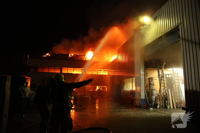 Zeer grote uitslaande brand in bedrijfspand