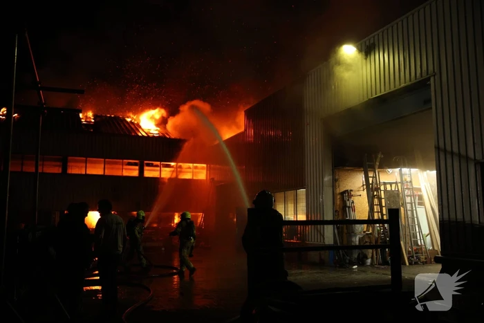 Zeer grote uitslaande brand in bedrijfspand