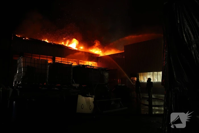 Zeer grote uitslaande brand in bedrijfspand