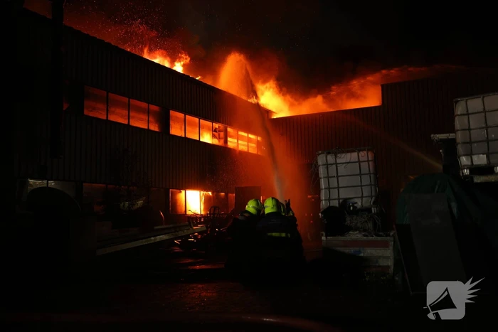 Zeer grote uitslaande brand in bedrijfspand